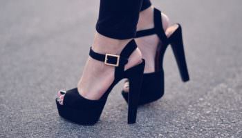 Wybór oszałamiająco pięknych czarnych sandałów, którym żadna kobieta nie może się oprzeć!