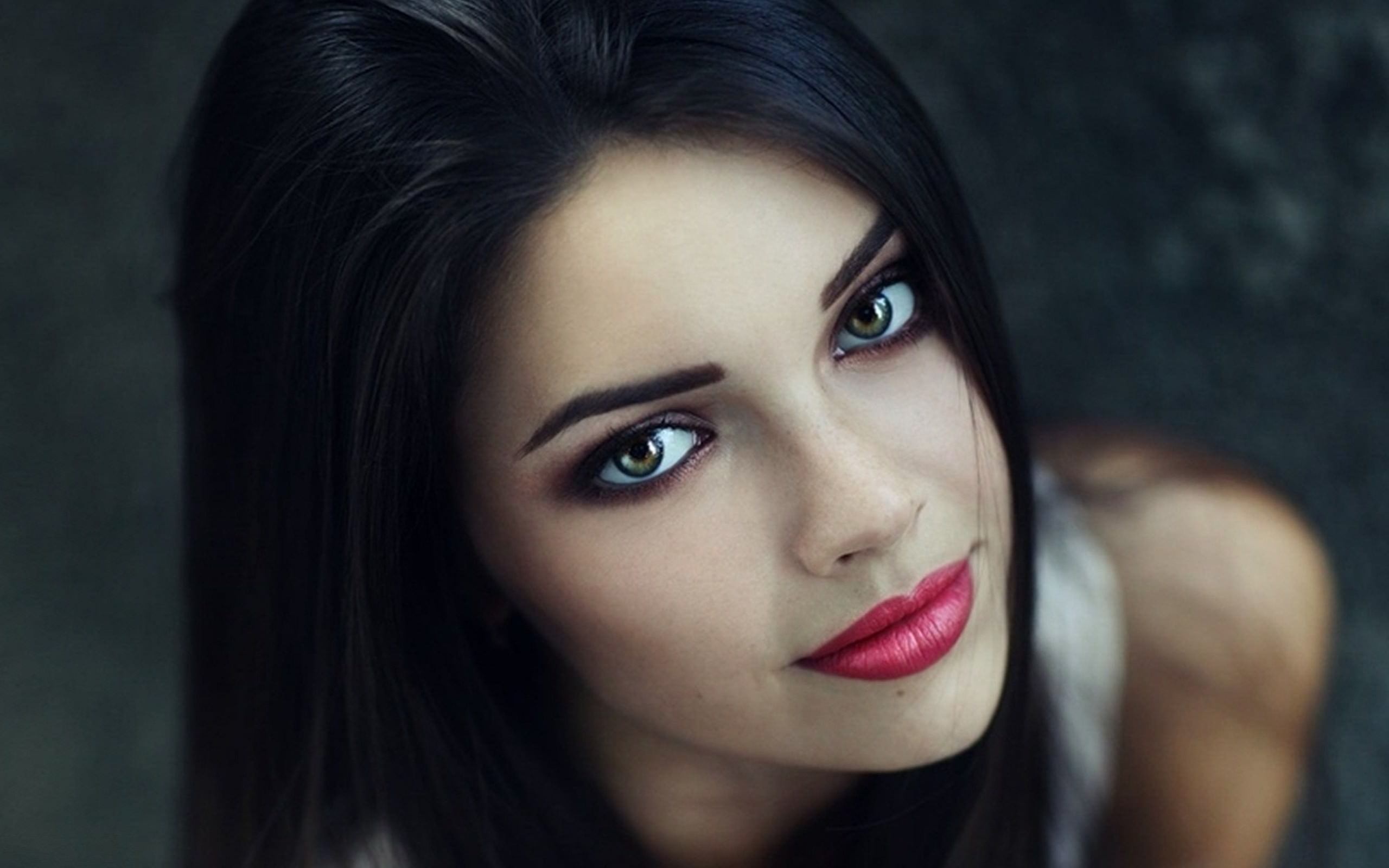 Un maquillage parfait pour les brunes aux yeux verts. Astuces + 15 exemples de photos