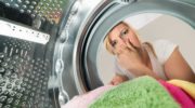 Jak pozbyć się nieprzyjemnego zapachu w pralce?
